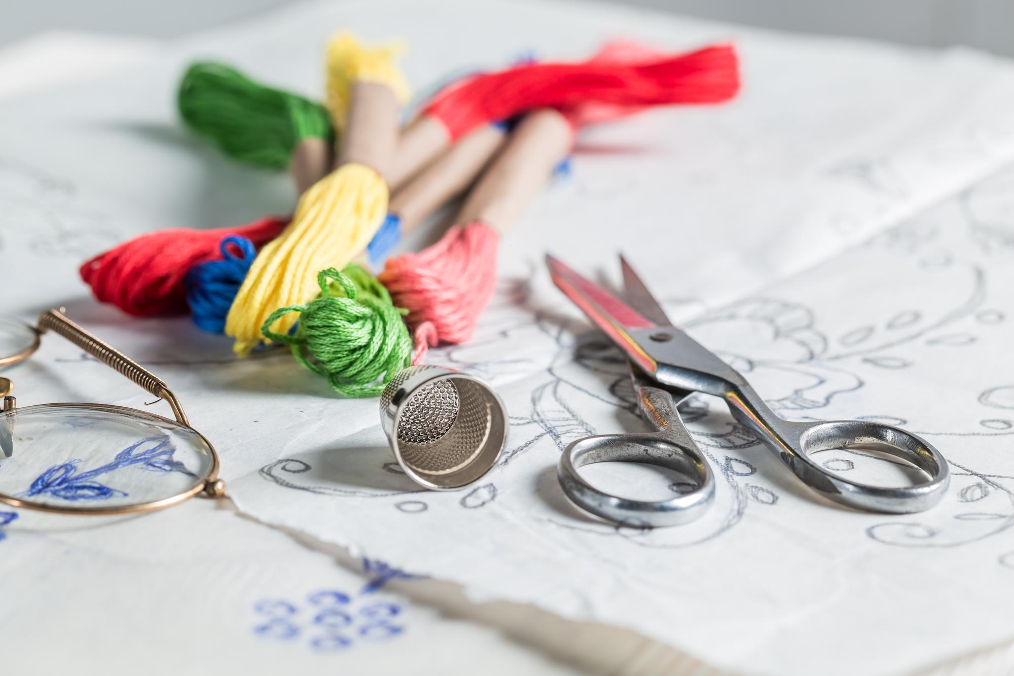 Tavolo da lavoro con telai e materiali